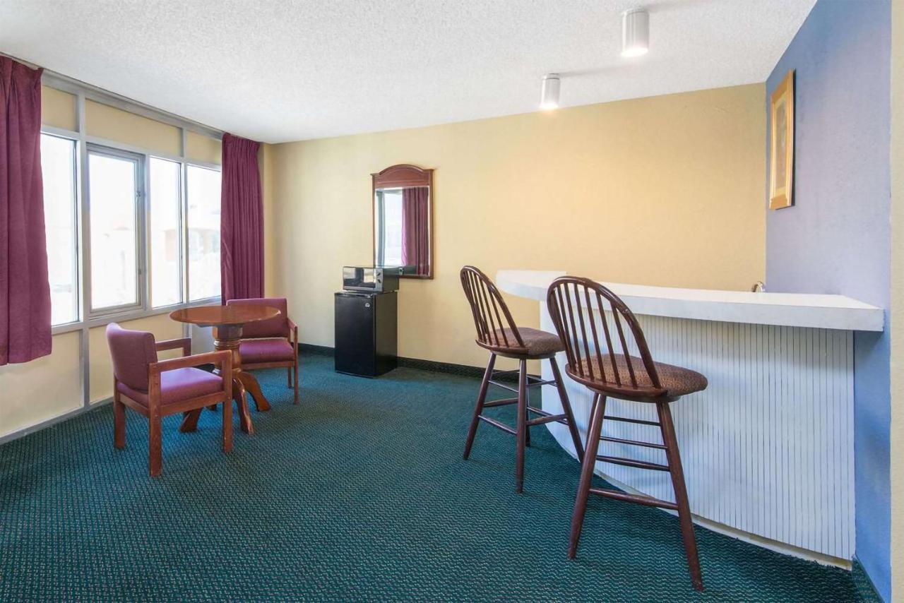 Blue Way Inn & Suites Wichita East Dış mekan fotoğraf